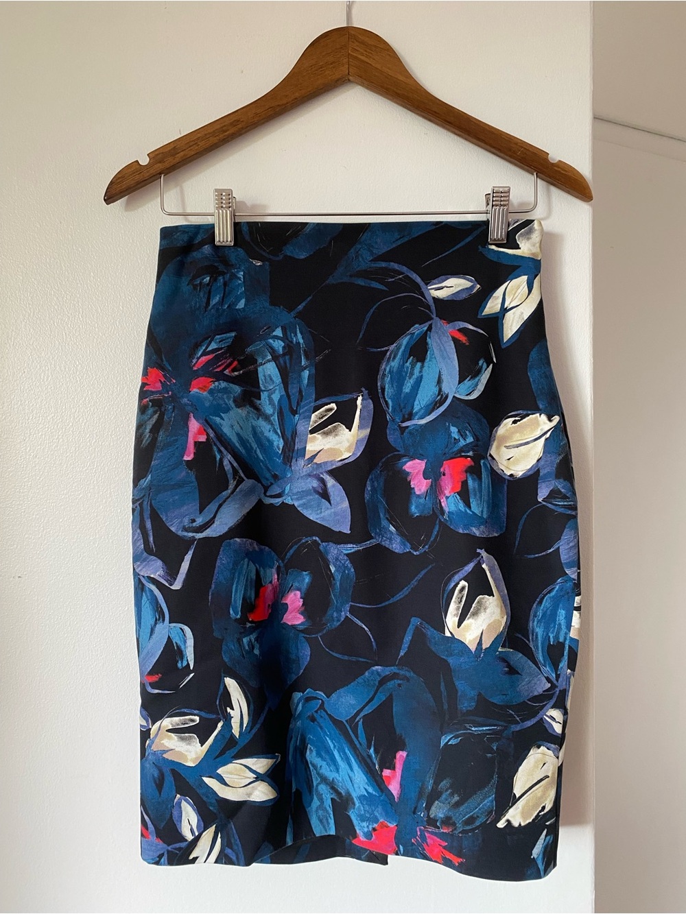 RW&CO. Navy Floral Pencil Skirt with Blue, Cream & Pink Accents Size 8